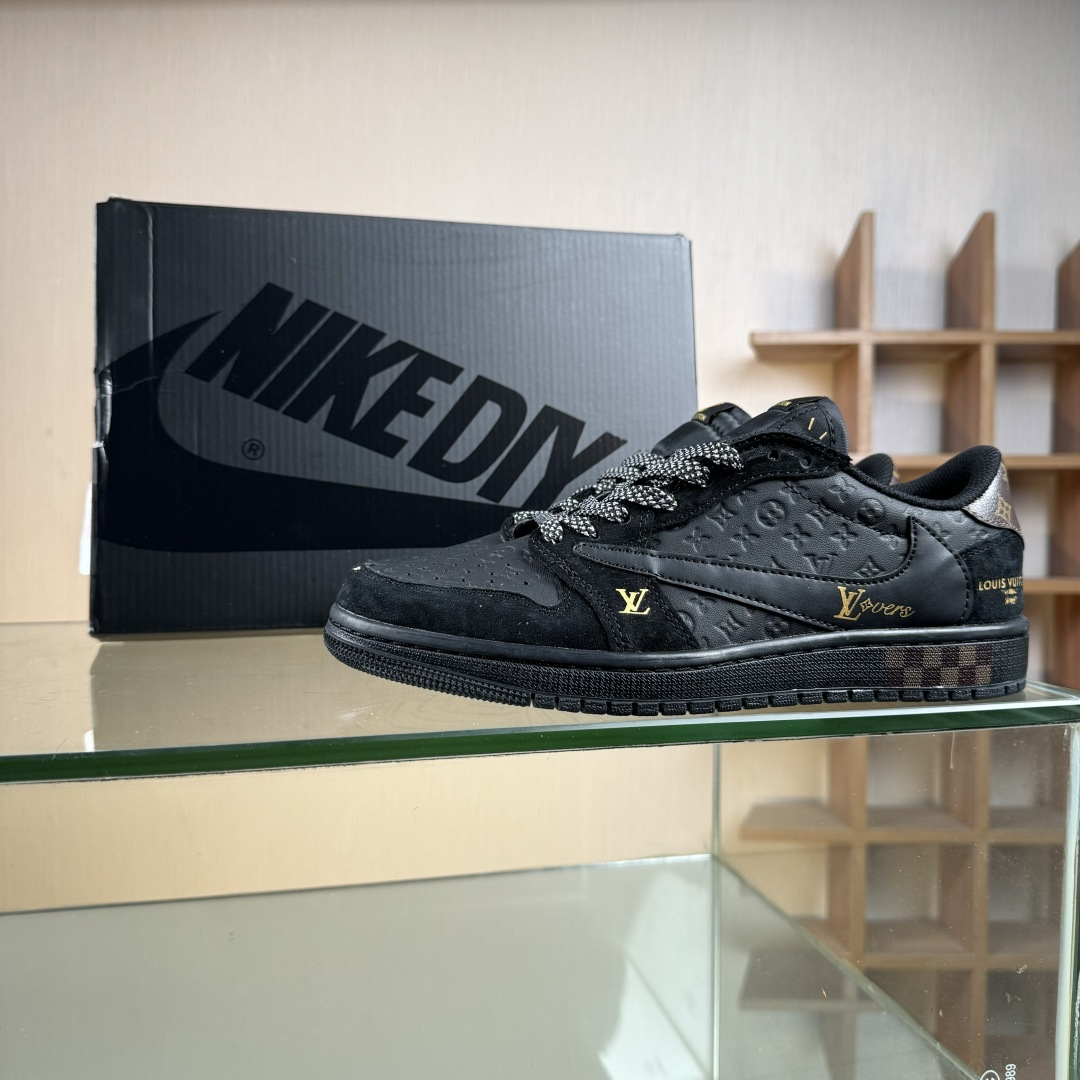 XC版Travis Scott x Fragment Design x Jordan Air Jordan 1 Low OG SP “LV联名——黑金” DZ5899-033-莆田鞋,莆田鞋货源,高仿鞋,高仿鞋货源,安福档口,莆田高仿鞋,莆田鞋批发,高仿鞋批发,莆田高仿运动鞋,高仿运动鞋,莆田运动鞋 XC版Travis Scott x Fragment Design x Jordan Air Jordan 1 Low OG SP “LV联名——黑金” DZ5899-033
