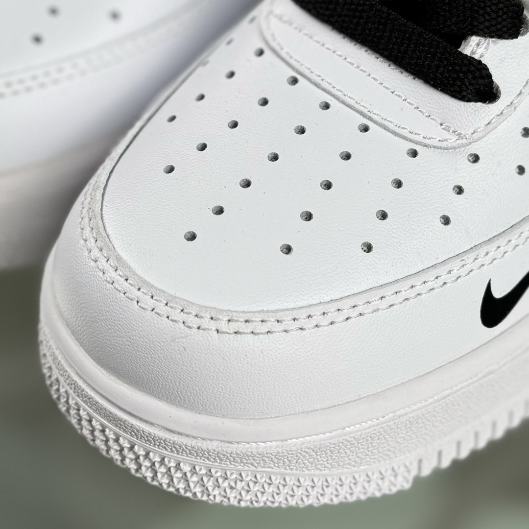 “Smile 墨趣”订制空军一号板鞋 该定制版球鞋选用原鞋款为Nike Air Force 1'07空军一号 DD2025-010
