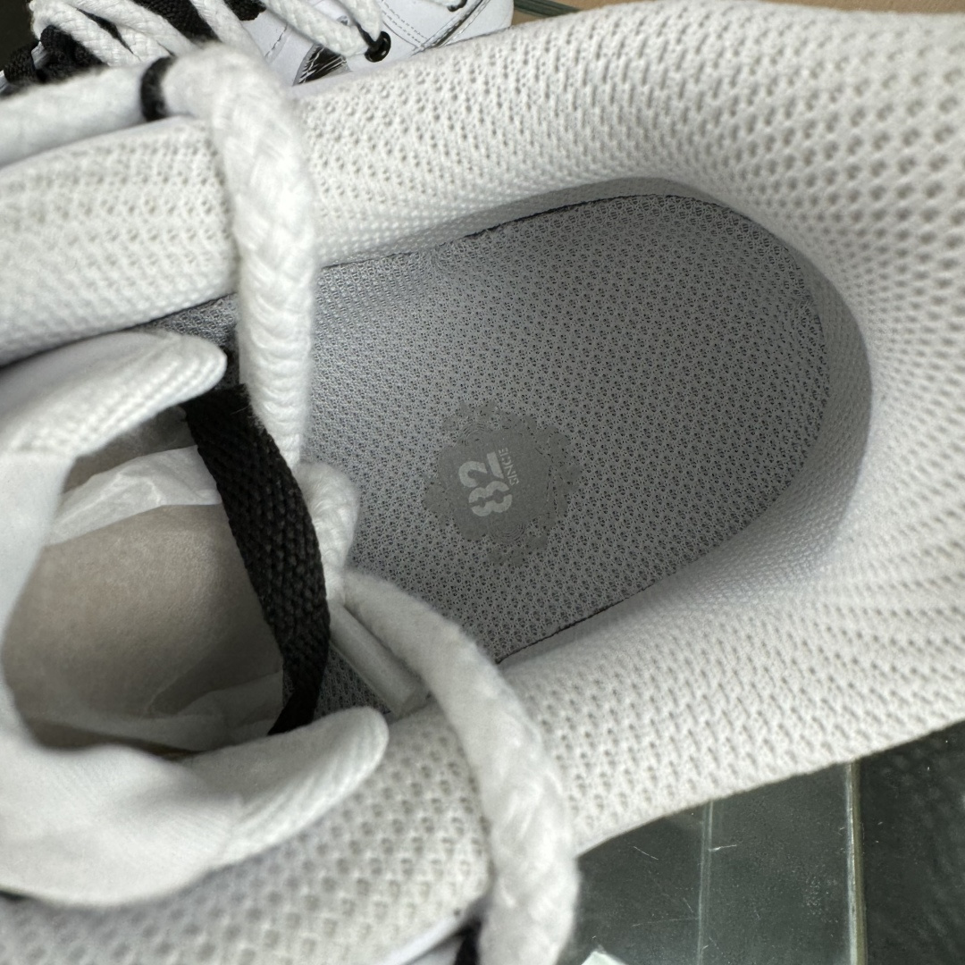 “Smile 墨趣”订制空军一号板鞋 该定制版球鞋选用原鞋款为Nike Air Force 1'07空军一号 DD2025-010