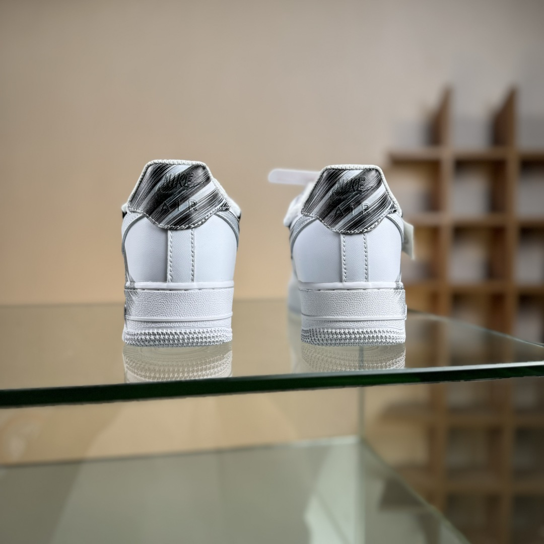 “Smile 墨趣”订制空军一号板鞋 该定制版球鞋选用原鞋款为Nike Air Force 1'07空军一号 DD2025-010