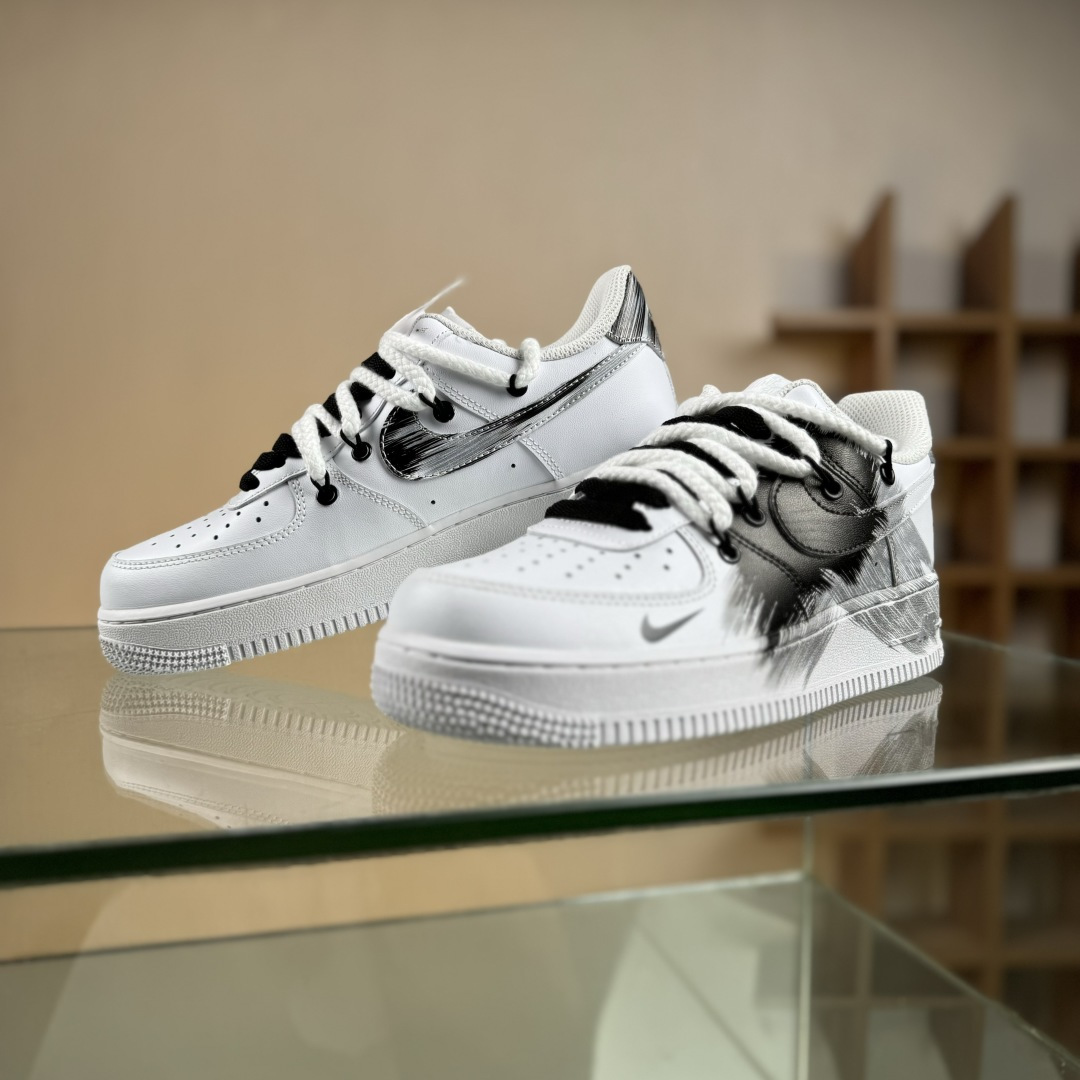 “Smile 墨趣”订制空军一号板鞋 该定制版球鞋选用原鞋款为Nike Air Force 1'07空军一号 DD2025-010