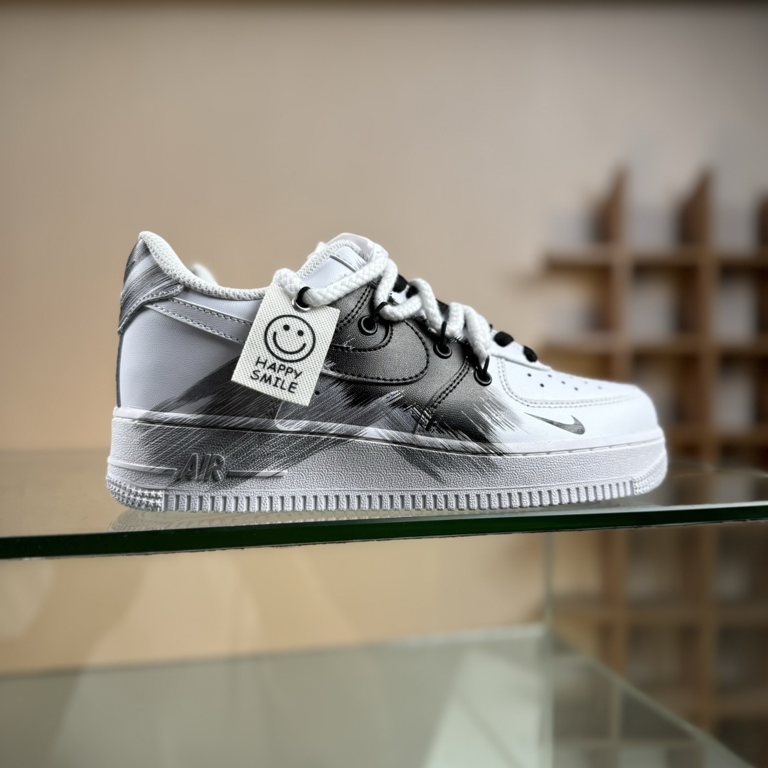 “Smile 墨趣”订制空军一号板鞋 该定制版球鞋选用原鞋款为Nike Air Force 1’07空军一号 DD2025-010