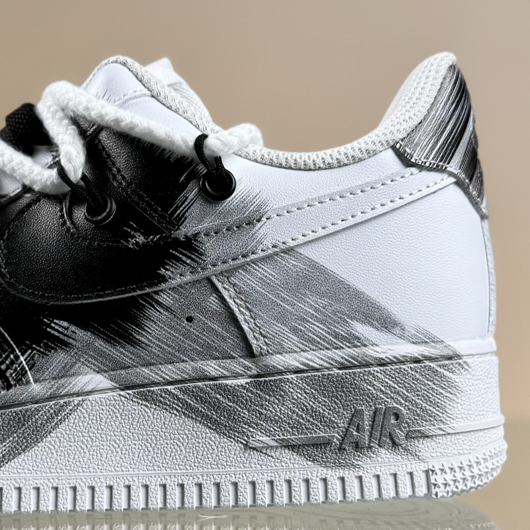 “Smile 墨趣”订制空军一号板鞋 该定制版球鞋选用原鞋款为Nike Air Force 1'07空军一号 DD2025-010