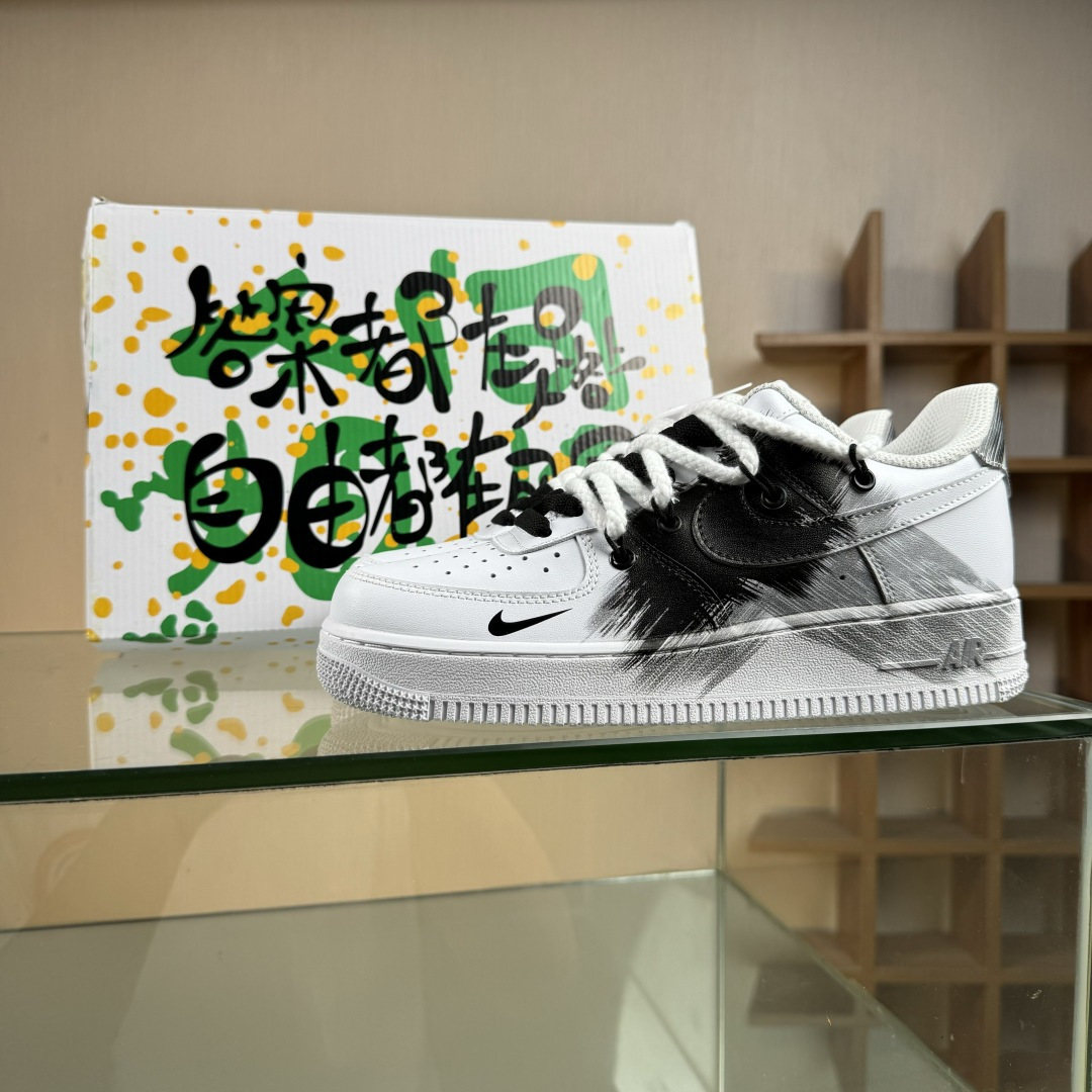 “Smile 墨趣”订制空军一号板鞋 该定制版球鞋选用原鞋款为Nike Air Force 1'07空军一号 DD2025-010