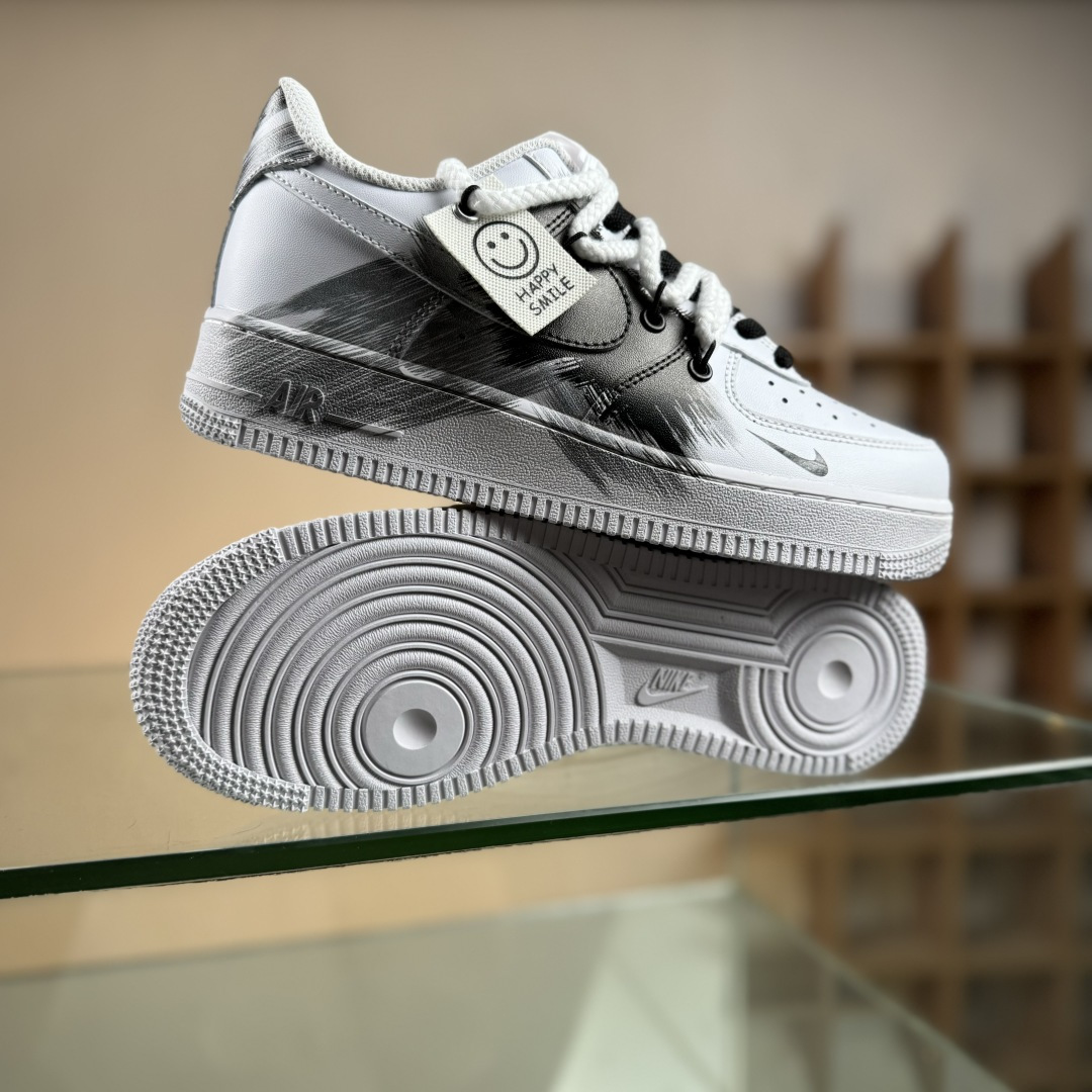 “Smile 墨趣”订制空军一号板鞋 该定制版球鞋选用原鞋款为Nike Air Force 1'07空军一号 DD2025-010