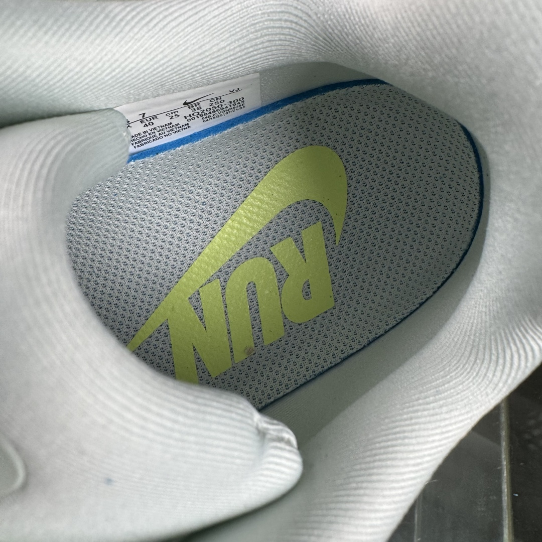 DIY版本 Nike Air Zoom Vomero Premium 耐克网面厚底气垫跑鞋 HQ2050-300