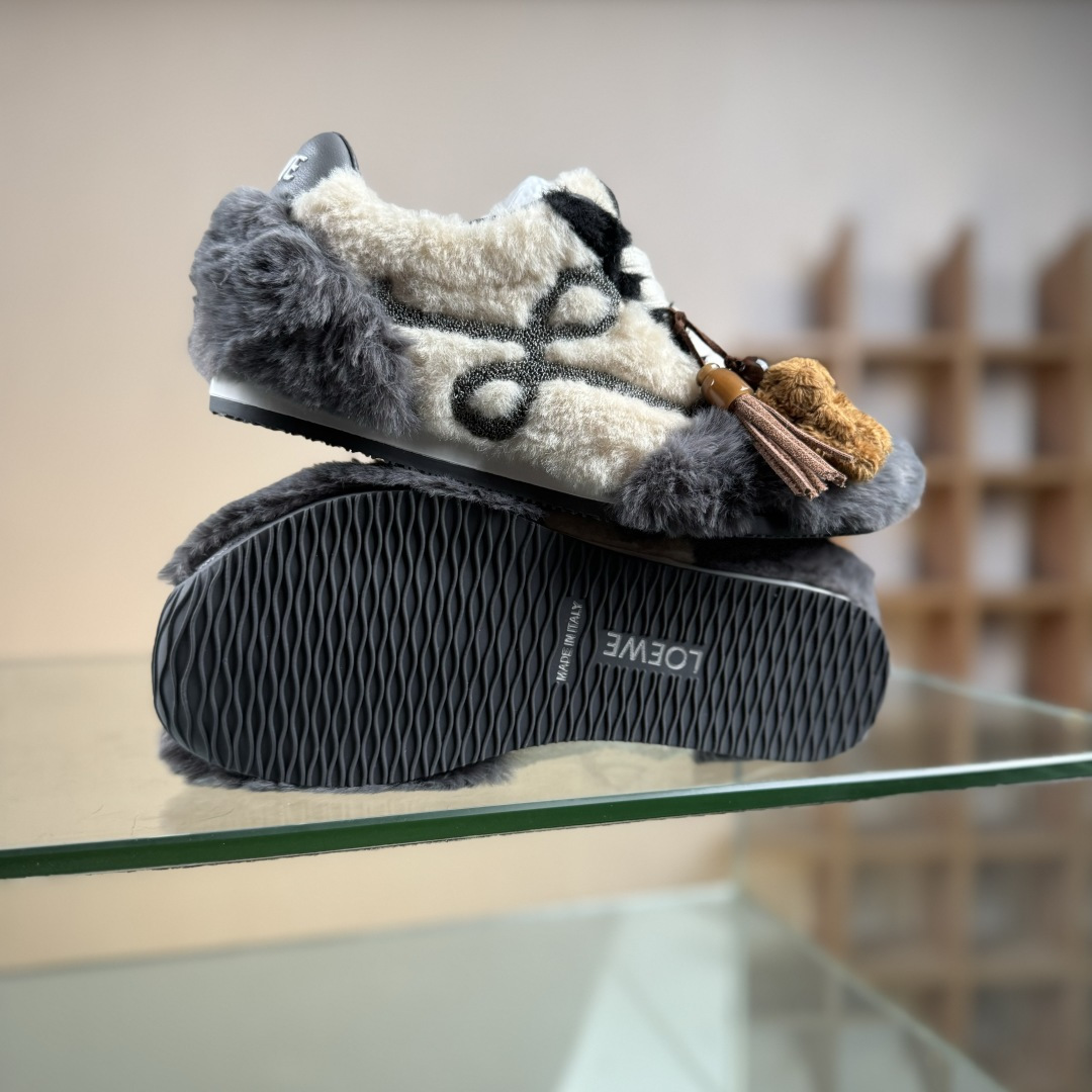 LOEWE罗意威 Ballet Runner 2.0 2026 秋冬走秀款羊羔毛阿甘德训鞋