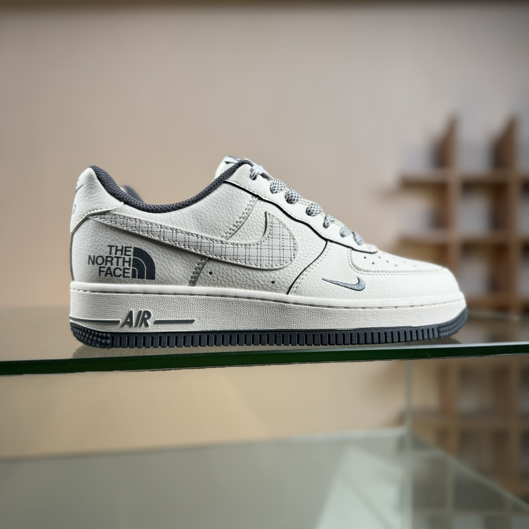 Nike Air Force 1’07 Low 北面联名 米灰网格 空军一号低帮休闲板鞋 JP8028-058 Nike Air Force 1’07 Low 北面联名 米灰网格 空军一号低帮休闲板鞋 JP8028-058