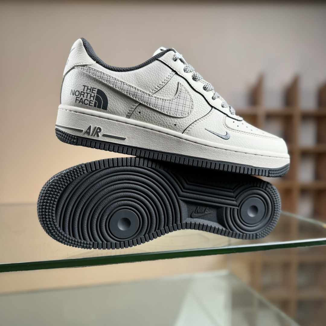 Nike Air Force 1'07 Low 北面联名 米灰网格 空军一号低帮休闲板鞋 JP8028-058 Nike Air Force 1'07 Low 北面联名 米灰网格 空军一号低帮休闲板鞋 JP8028-058