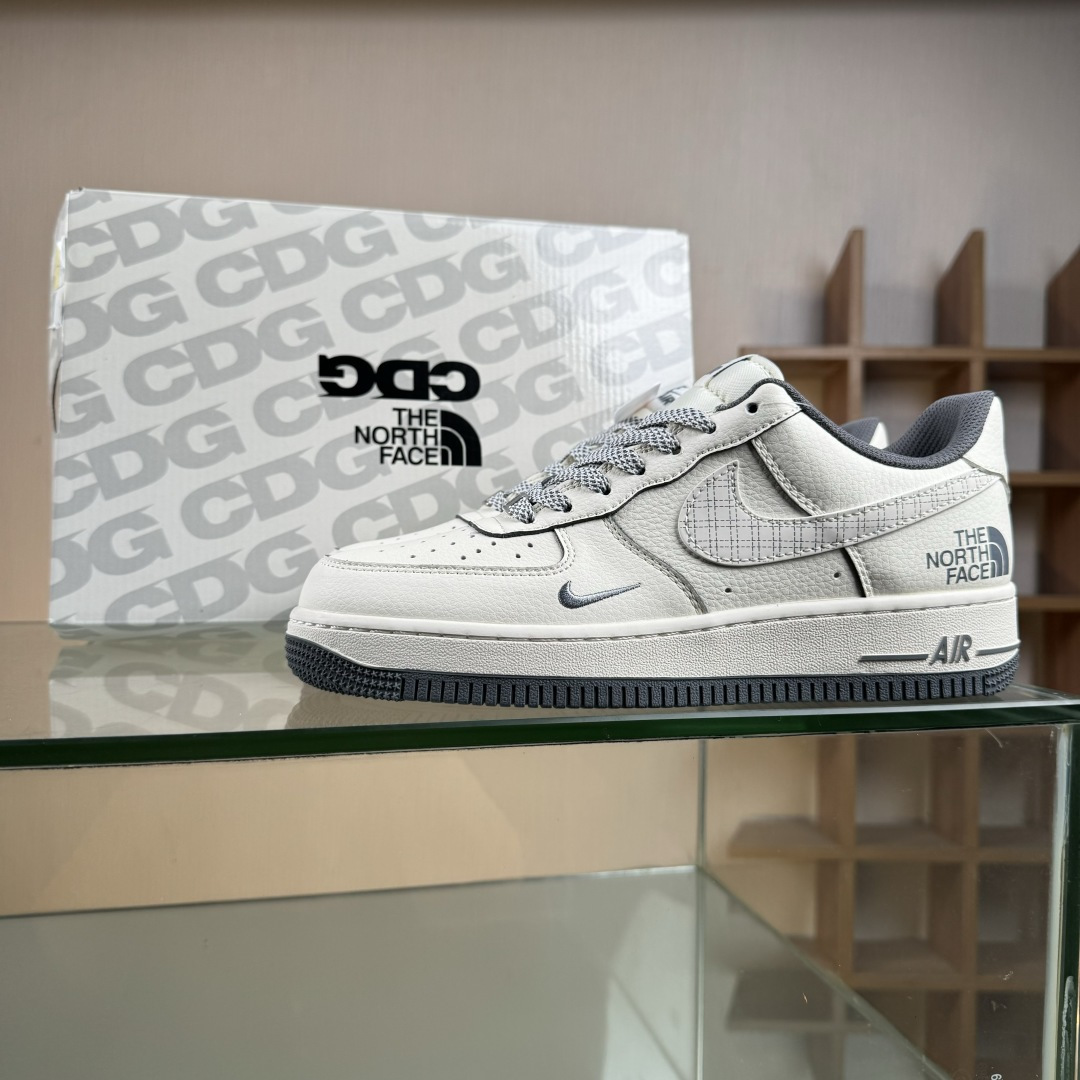Nike Air Force 1'07 Low 北面联名 米灰网格 空军一号低帮休闲板鞋 JP8028-058 Nike Air Force 1'07 Low 北面联名 米灰网格 空军一号低帮休闲板鞋 JP8028-058