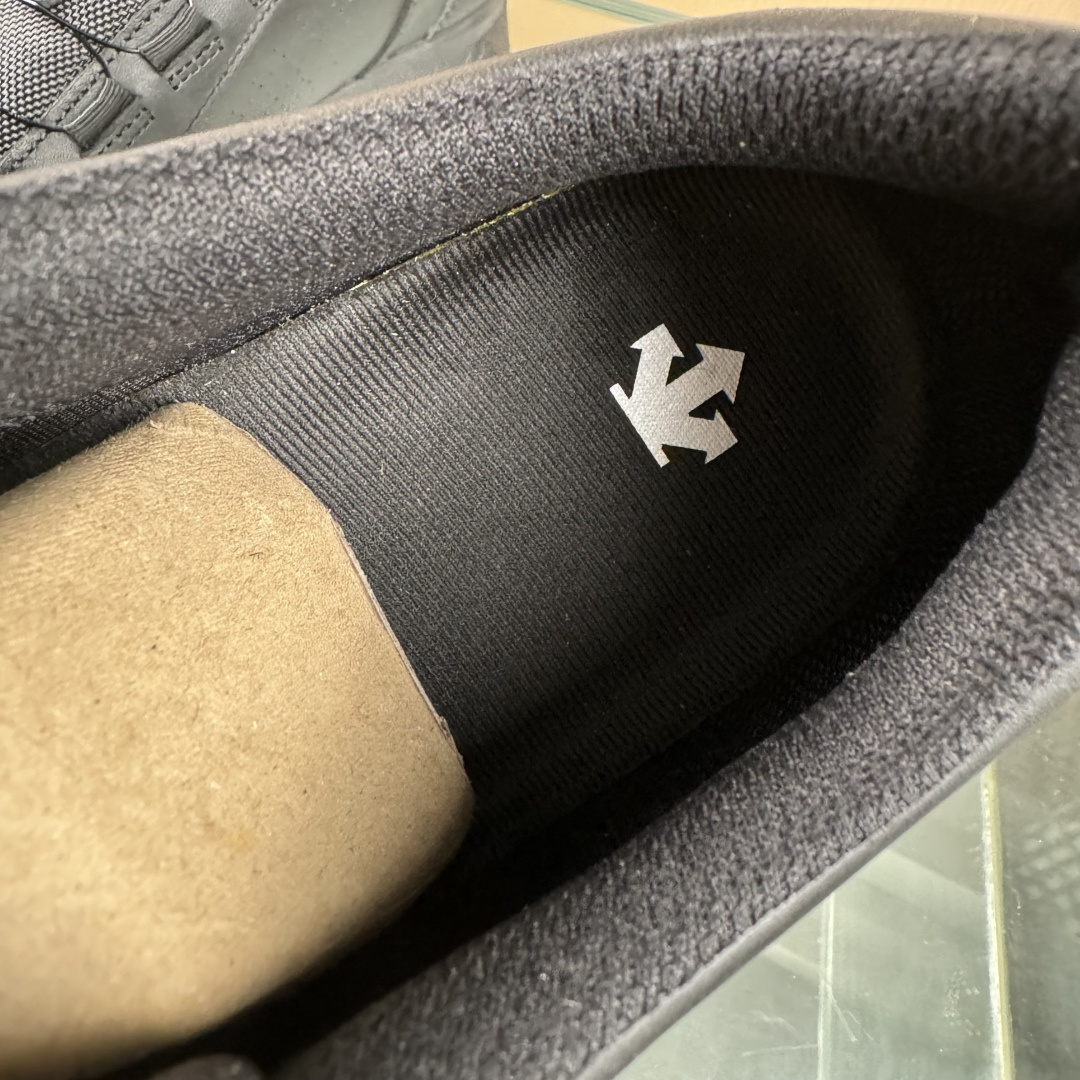 DESCENTE迪桑特轻盈防水时尚休闲运动覆盖防水男子越野跑鞋 DESCENTE迪桑特轻盈防水时尚休闲运动覆盖防水男子越野跑鞋