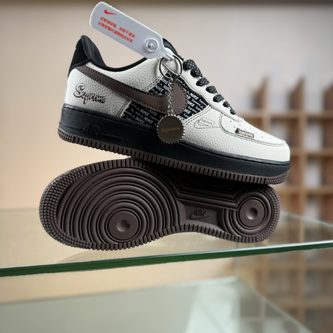 Nike Air Force 1 '07 Low “Superme联名------ 米白黑棕” 高端定制 低帮休闲板鞋 KD1688-004 Nike Air Force 1 '07 Low “Superme联名------ 米白黑棕” 高端定制 低帮休闲板鞋 KD1688-004