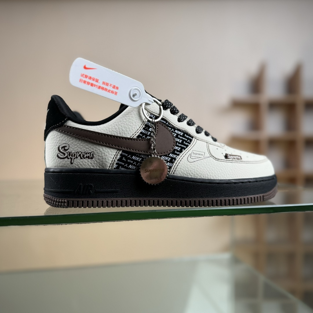 Nike Air Force 1 ’07 Low “Superme联名—— 米白黑棕” 高端定制 低帮休闲板鞋 KD1688-004 Nike Air Force 1 ’07 Low “Superme联名—— 米白黑棕” 高端定制 低帮休闲板鞋 KD1688-004