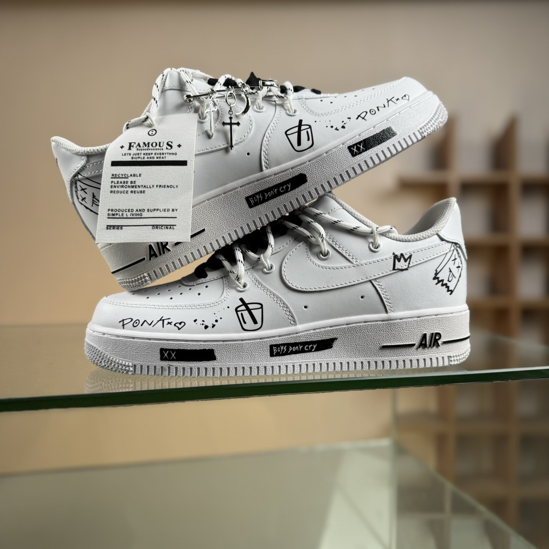 260 “简涂怪趣”订制空军一号板鞋 该定制版球鞋选用原鞋款为Nike Air Force 1'07空军一号 CZ8699-578-Chinese UA Cheap High Quatity Brand Clothes Bags handbags Sneakers wholesale wholesaler seller from China Factory suppliers Fashion Clothing Shoes best Quality Beautiful Price 260 “简涂怪趣”订制空军一号板鞋 该定制版球鞋选用原鞋款为Nike Air Force 1'07空军一号 CZ8699-578