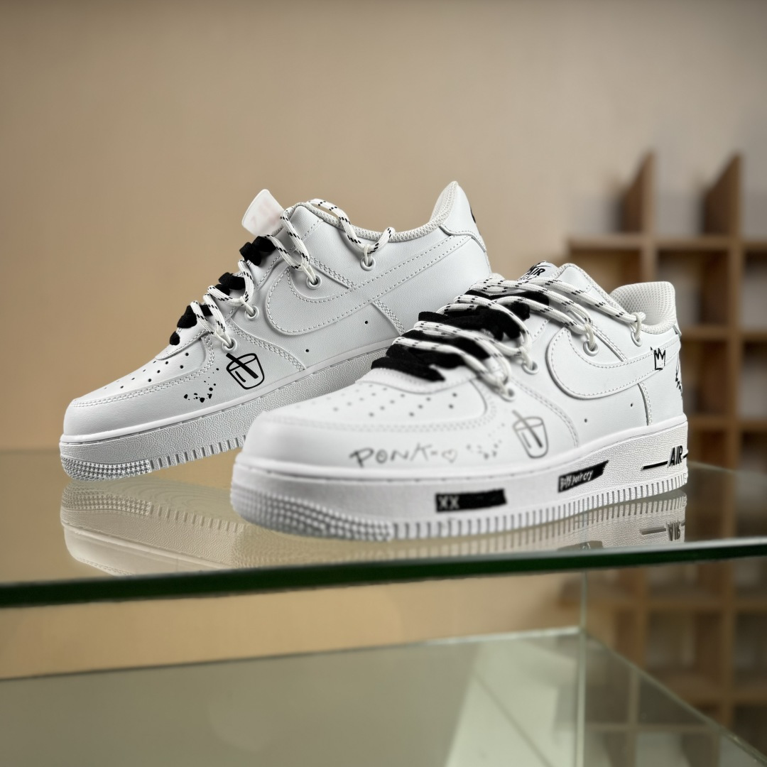 260 “简涂怪趣”订制空军一号板鞋 该定制版球鞋选用原鞋款为Nike Air Force 1'07空军一号 CZ8699-578-Chinese UA Cheap High Quatity Brand Clothes Bags handbags Sneakers wholesale wholesaler seller from China Factory suppliers Fashion Clothing Shoes best Quality Beautiful Price 260 “简涂怪趣”订制空军一号板鞋 该定制版球鞋选用原鞋款为Nike Air Force 1'07空军一号 CZ8699-578