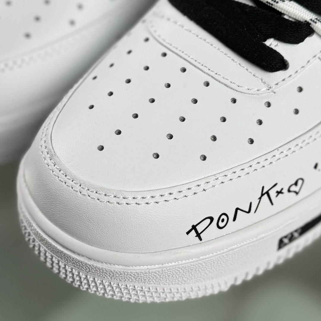 260 “简涂怪趣”订制空军一号板鞋 该定制版球鞋选用原鞋款为Nike Air Force 1'07空军一号 CZ8699-578-Chinese UA Cheap High Quatity Brand Clothes Bags handbags Sneakers wholesale wholesaler seller from China Factory suppliers Fashion Clothing Shoes best Quality Beautiful Price 260 “简涂怪趣”订制空军一号板鞋 该定制版球鞋选用原鞋款为Nike Air Force 1'07空军一号 CZ8699-578