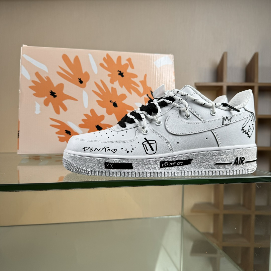 260 “简涂怪趣”订制空军一号板鞋 该定制版球鞋选用原鞋款为Nike Air Force 1'07空军一号 CZ8699-578-Chinese UA Cheap High Quatity Brand Clothes Bags handbags Sneakers wholesale wholesaler seller from China Factory suppliers Fashion Clothing Shoes best Quality Beautiful Price 260 “简涂怪趣”订制空军一号板鞋 该定制版球鞋选用原鞋款为Nike Air Force 1'07空军一号 CZ8699-578