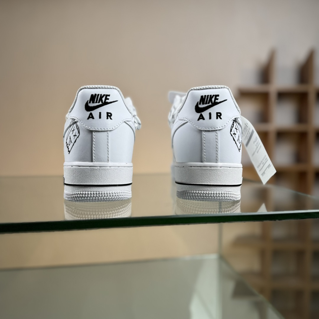 260 “简涂怪趣”订制空军一号板鞋 该定制版球鞋选用原鞋款为Nike Air Force 1'07空军一号 CZ8699-578-Chinese UA Cheap High Quatity Brand Clothes Bags handbags Sneakers wholesale wholesaler seller from China Factory suppliers Fashion Clothing Shoes best Quality Beautiful Price 260 “简涂怪趣”订制空军一号板鞋 该定制版球鞋选用原鞋款为Nike Air Force 1'07空军一号 CZ8699-578