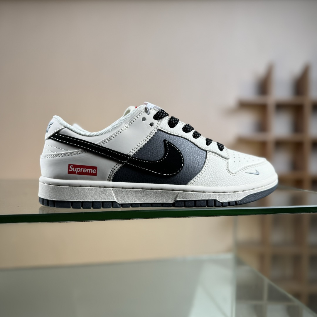Nike SB Dunk Low“ Supreme 联名—米灰黑拼接” 周年高端定制 低帮休闲板鞋 JP1628-011 Nike SB Dunk Low“ Supreme 联名—米灰黑拼接” 周年高端定制 低帮休闲板鞋 JP1628-011
