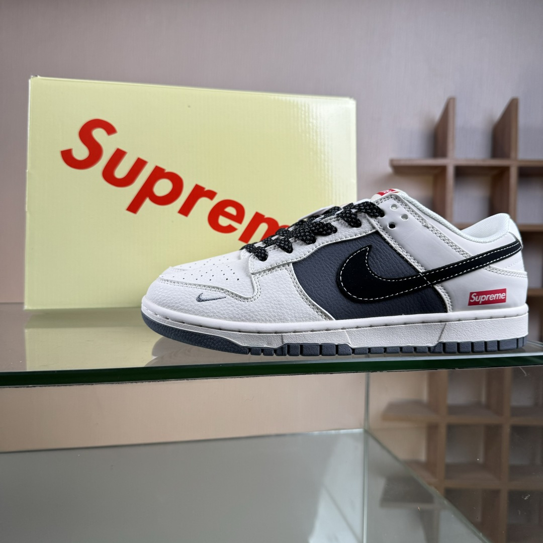 Nike SB Dunk Low“ Supreme 联名—米灰黑拼接” 周年高端定制 低帮休闲板鞋 JP1628-011 Nike SB Dunk Low“ Supreme 联名—米灰黑拼接” 周年高端定制 低帮休闲板鞋 JP1628-011