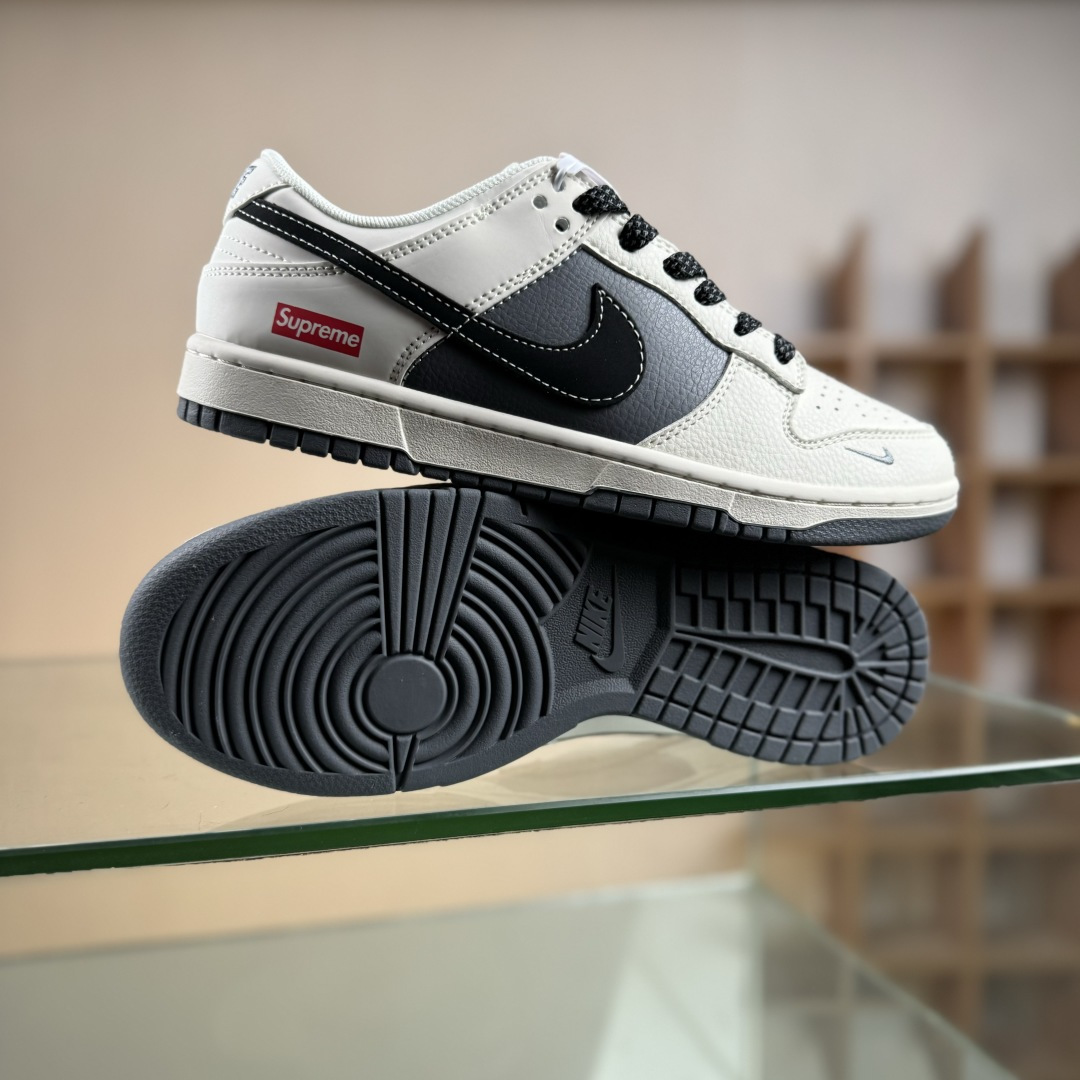 Nike SB Dunk Low“ Supreme 联名—米灰黑拼接” 周年高端定制 低帮休闲板鞋 JP1628-011 Nike SB Dunk Low“ Supreme 联名—米灰黑拼接” 周年高端定制 低帮休闲板鞋 JP1628-011