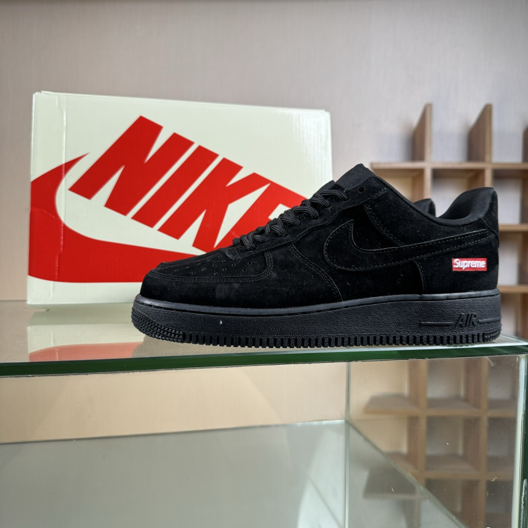 Nike Air Force 1'07 Low Supreme联名 全猪八 空军一号低帮休闲板鞋 DF0188-119 Nike Air Force 1'07 Low Supreme联名 全猪八 空军一号低帮休闲板鞋 DF0188-119