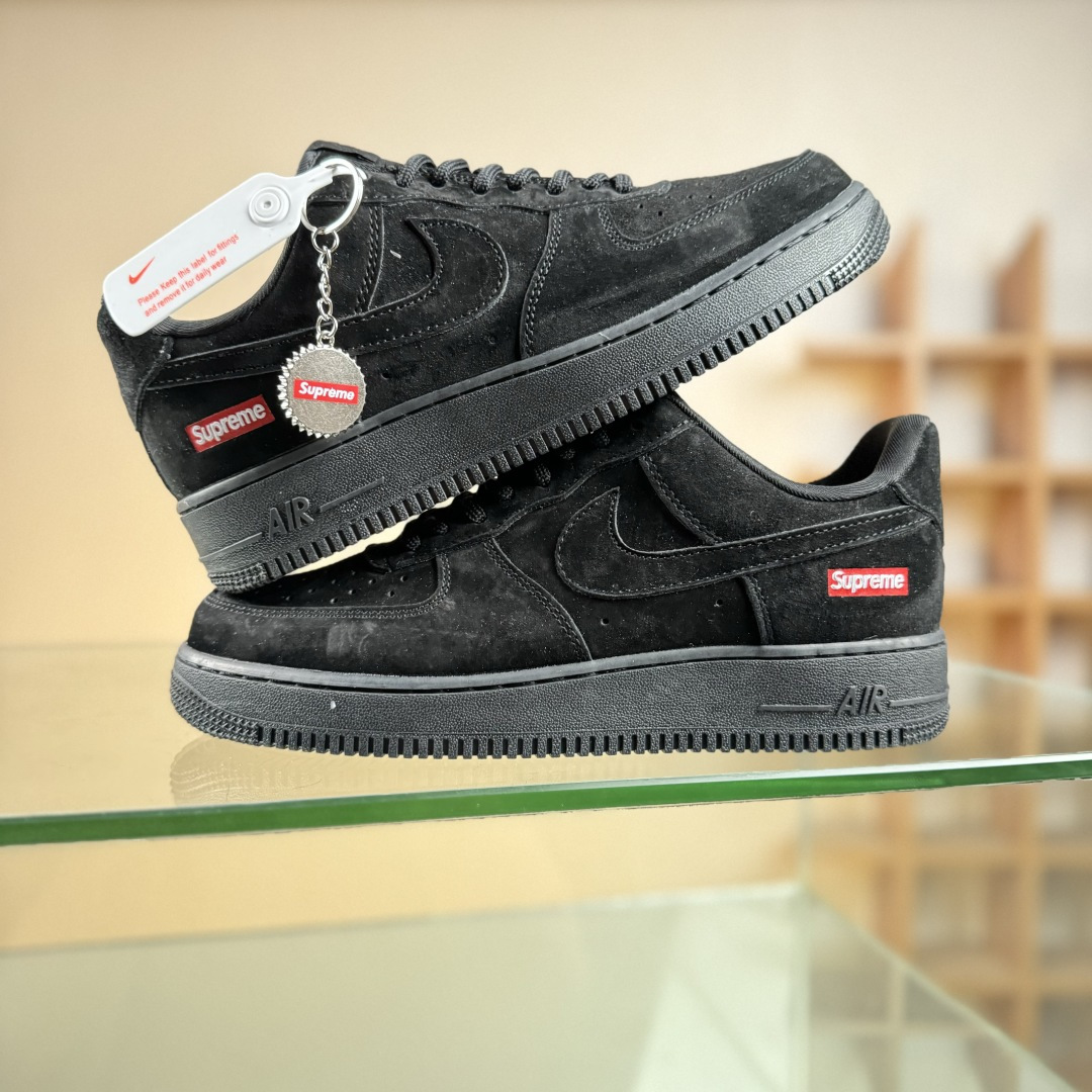 Nike Air Force 1'07 Low Supreme联名 全猪八 空军一号低帮休闲板鞋 DF0188-119 Nike Air Force 1'07 Low Supreme联名 全猪八 空军一号低帮休闲板鞋 DF0188-119