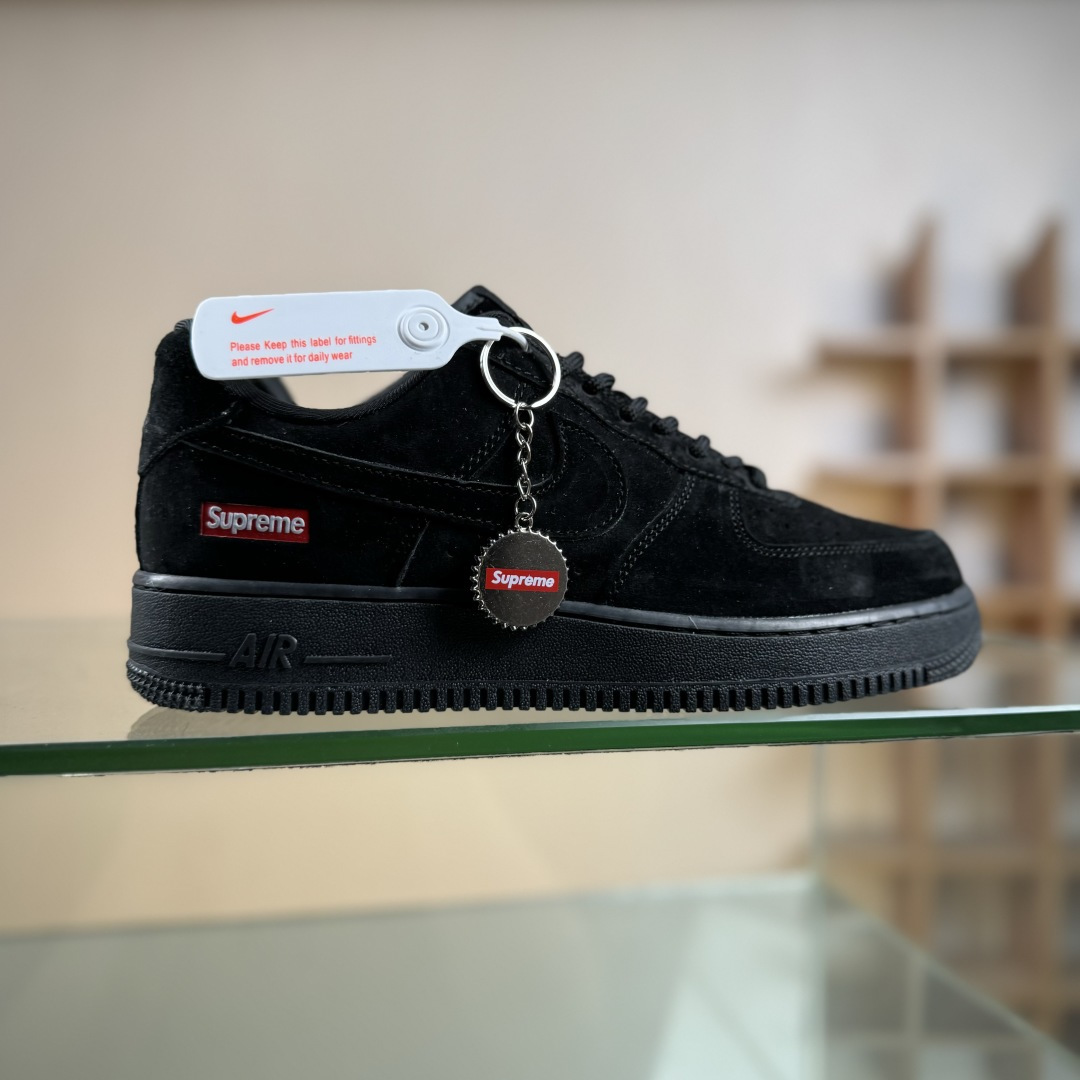 Nike Air Force 1’07 Low Supreme联名 全猪八 空军一号低帮休闲板鞋 DF0188-119 Nike Air Force 1’07 Low Supreme联名 全猪八 空军一号低帮休闲板鞋 DF0188-119