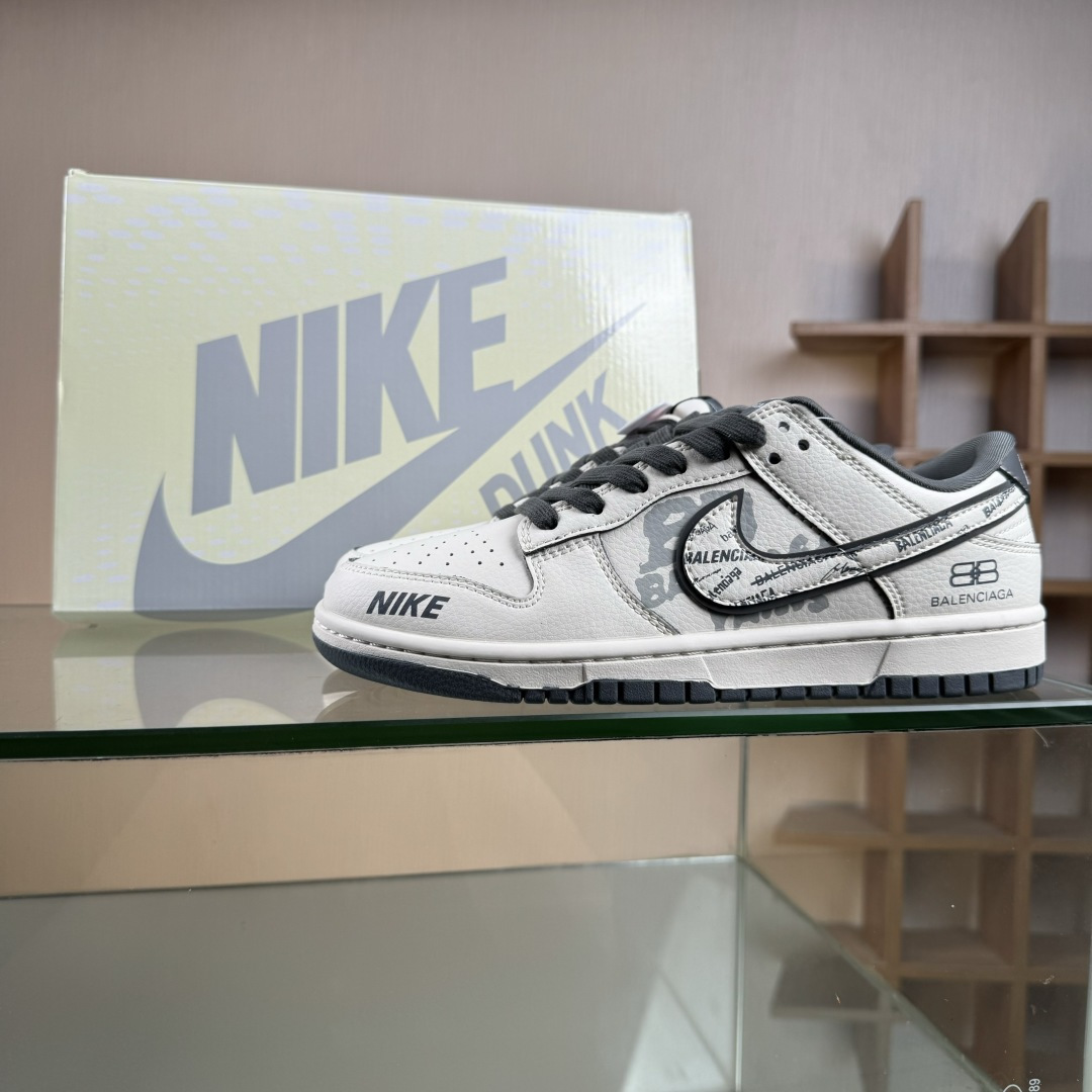 Nike SB Dunk Low 巴黎世家联名 白灰印花 高端定制 低帮休闲板鞋 XD1588-246-Top High Quatity Cheap Sneakers Fashion Clothing Clothes Bags handbags Shoes of all Brand wholesale With The best Quality And Beautiful Price from China Factory Chinese suppliers wholesaler seller Nike SB Dunk Low 巴黎世家联名 白灰印花 高端定制 低帮休闲板鞋 XD1588-246