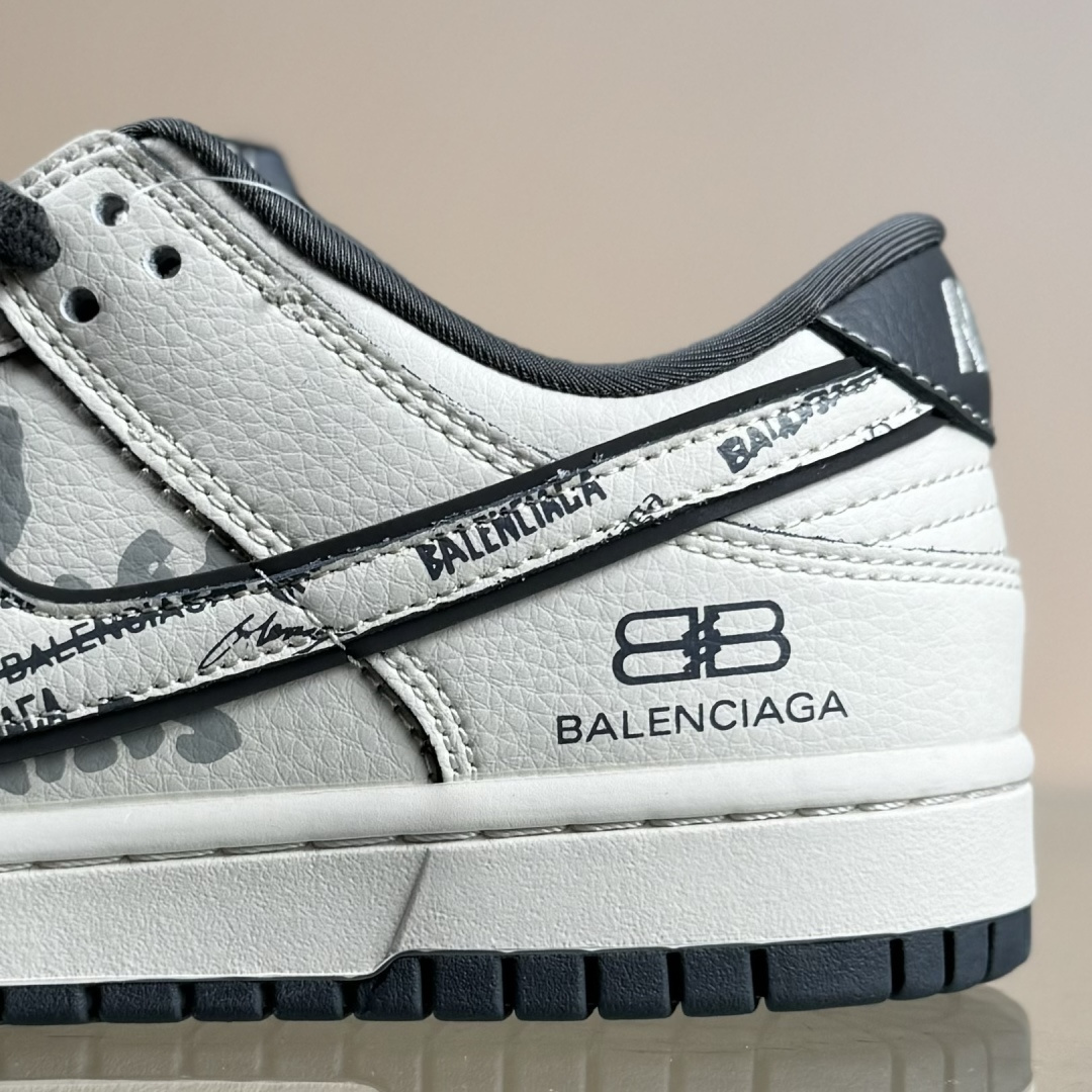 Nike SB Dunk Low 巴黎世家联名 白灰印花 高端定制 低帮休闲板鞋 XD1588-246-Top High Quatity Cheap Sneakers Fashion Clothing Clothes Bags handbags Shoes of all Brand wholesale With The best Quality And Beautiful Price from China Factory Chinese suppliers wholesaler seller Nike SB Dunk Low 巴黎世家联名 白灰印花 高端定制 低帮休闲板鞋 XD1588-246