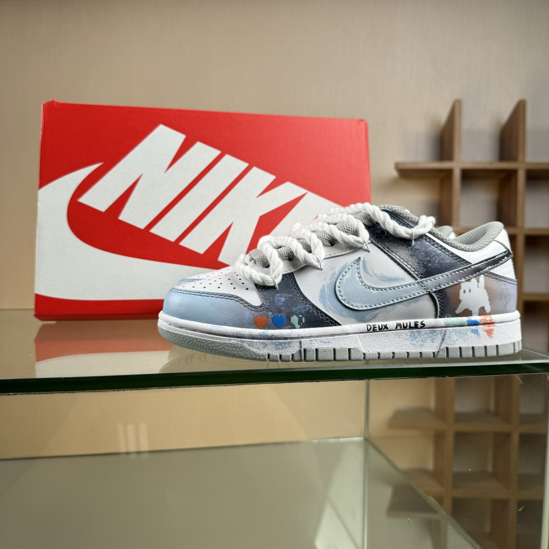 280 Nike SB Dunk Low 绑带 周年高端定制 低帮休闲板鞋 DD1391-103-Chinese UA Cheap High Quatity Brand Clothes Bags handbags Sneakers wholesale wholesaler seller from China Factory suppliers Fashion Clothing Shoes best Quality Beautiful Price 280 Nike SB Dunk Low 绑带 周年高端定制 低帮休闲板鞋 DD1391-103