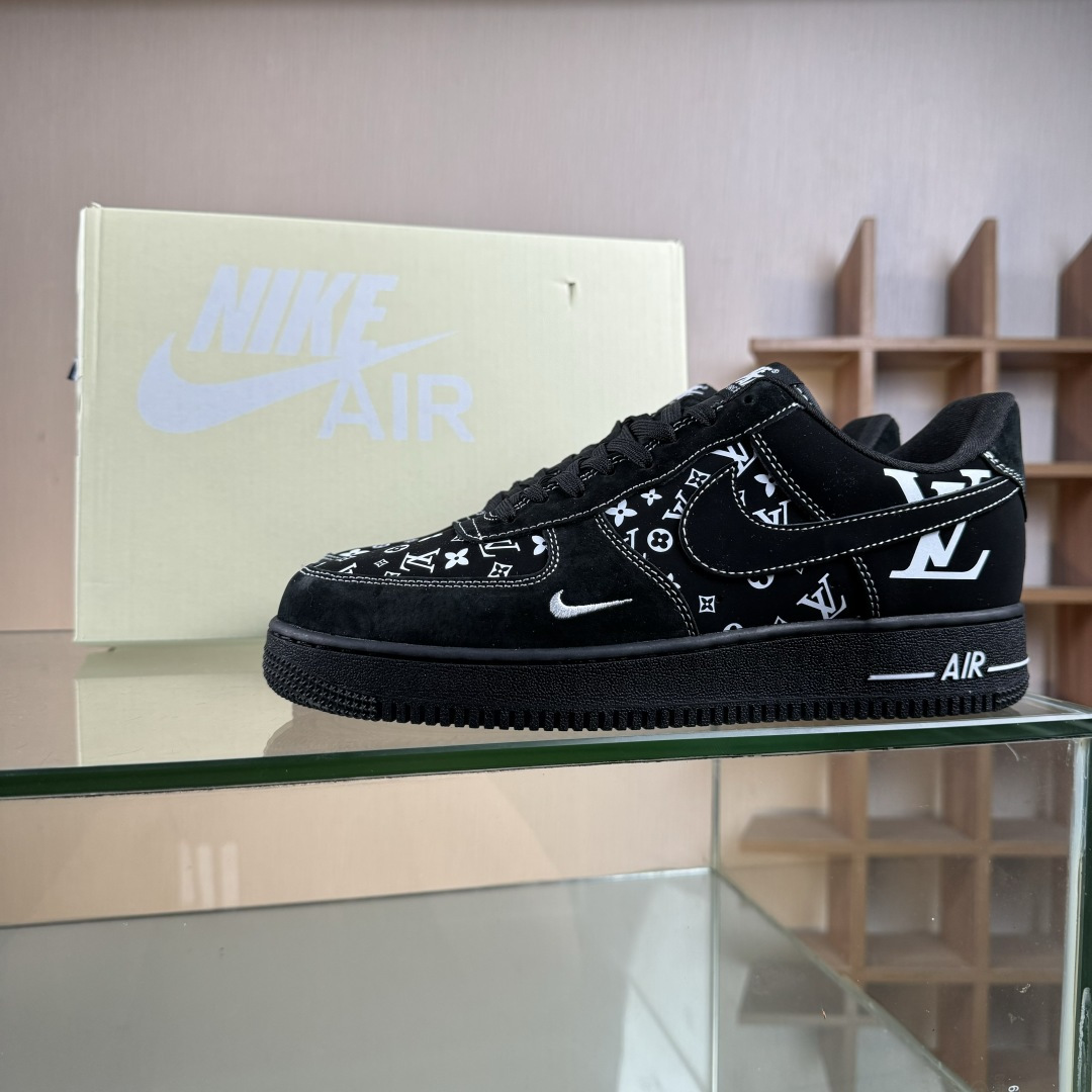 260 NIke Air Force 1 '07 Low “LV联名--翻绒黑印花 空军一号低帮 运动鞋 SS1979-001-Chinese UA Cheap High Quatity Brand Clothes Bags handbags Sneakers wholesale wholesaler seller from China Factory suppliers Fashion Clothing Shoes best Quality Beautiful Price 260 NIke Air Force 1 '07 Low “LV联名--翻绒黑印花 空军一号低帮 运动鞋 SS1979-001