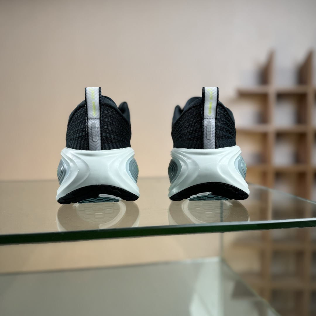 J版 Nike Air Zoom Vomero Plus 耐克网面厚底气垫跑鞋 HV8150-300 J版 Nike Air Zoom Vomero Plus 耐克网面厚底气垫跑鞋 HV8150-300