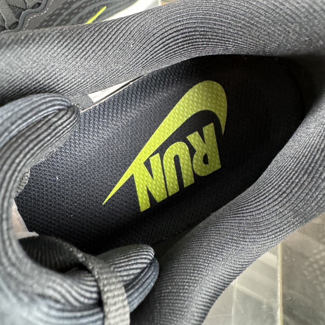 J版 Nike Air Zoom Vomero Plus 耐克网面厚底气垫跑鞋 HV8150-300 J版 Nike Air Zoom Vomero Plus 耐克网面厚底气垫跑鞋 HV8150-300