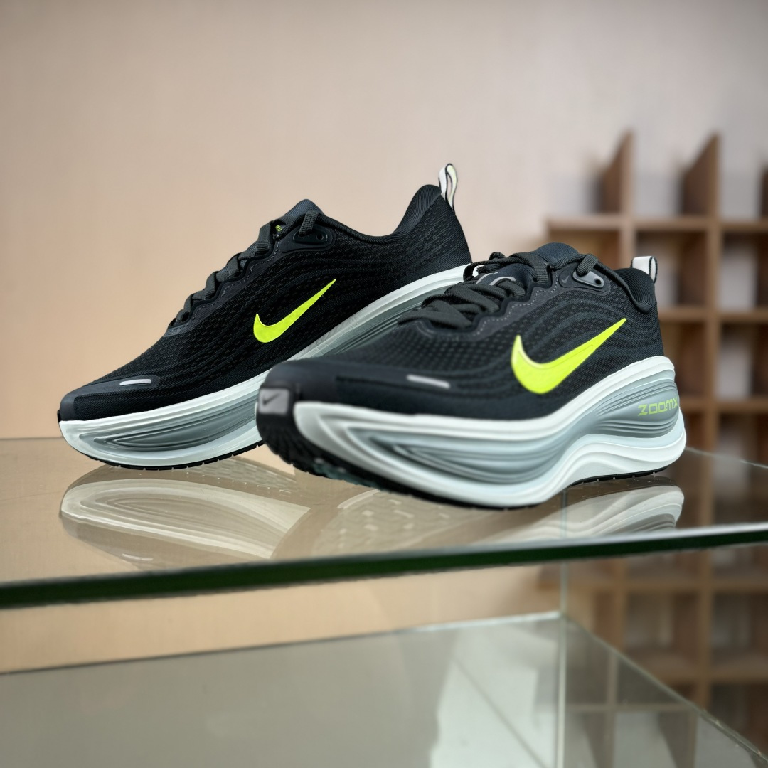J版 Nike Air Zoom Vomero Plus 耐克网面厚底气垫跑鞋 HV8150-300 J版 Nike Air Zoom Vomero Plus 耐克网面厚底气垫跑鞋 HV8150-300