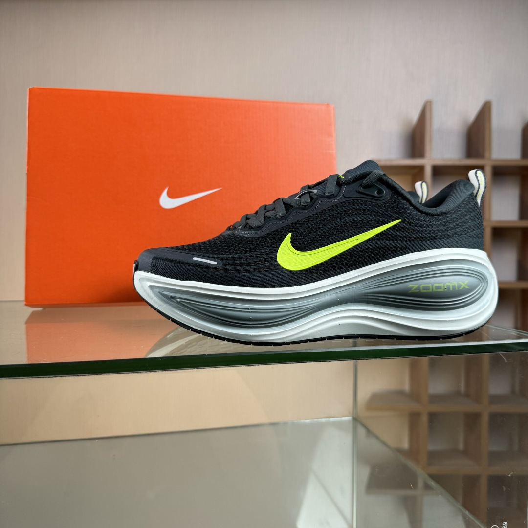 J版 Nike Air Zoom Vomero Plus 耐克网面厚底气垫跑鞋 HV8150-300 J版 Nike Air Zoom Vomero Plus 耐克网面厚底气垫跑鞋 HV8150-300