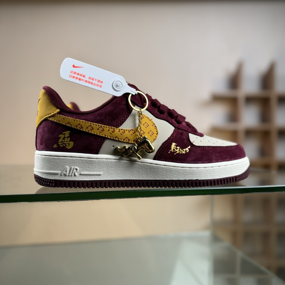 Nike Air Force 1 ’07 Low “马年限定联名—— 酒红金钩” 高端定制 低帮休闲板鞋 KD1688-003 Nike Air Force 1 ’07 Low “马年限定联名—— 酒红金钩” 高端定制 低帮休闲板鞋 KD1688-003