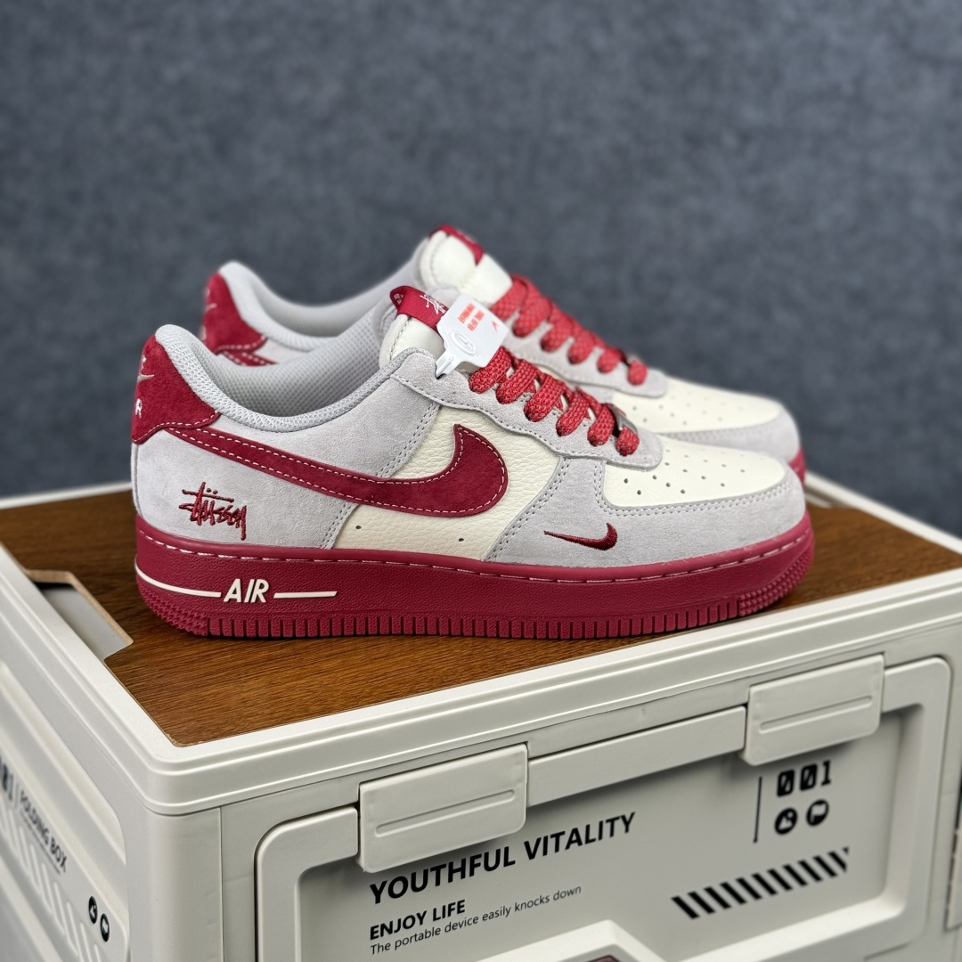 Nike Air Force 1 Low 斯图西联名 灰白红小勾满天星 低帮休闲鞋 JP8028-076 Nike Air Force 1 Low 斯图西联名 灰白红小勾满天星 低帮休闲鞋 JP8028-076