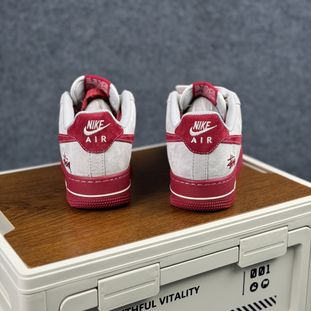 Nike Air Force 1 Low 斯图西联名 灰白红小勾满天星 低帮休闲鞋 JP8028-076 Nike Air Force 1 Low 斯图西联名 灰白红小勾满天星 低帮休闲鞋 JP8028-076