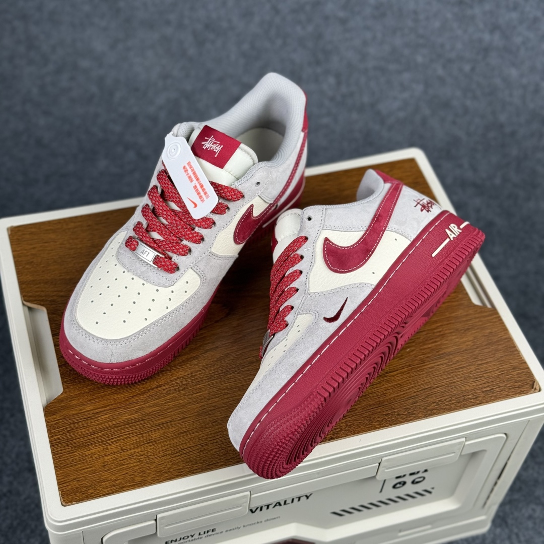 Nike Air Force 1 Low 斯图西联名 灰白红小勾满天星 低帮休闲鞋 JP8028-076 Nike Air Force 1 Low 斯图西联名 灰白红小勾满天星 低帮休闲鞋 JP8028-076
