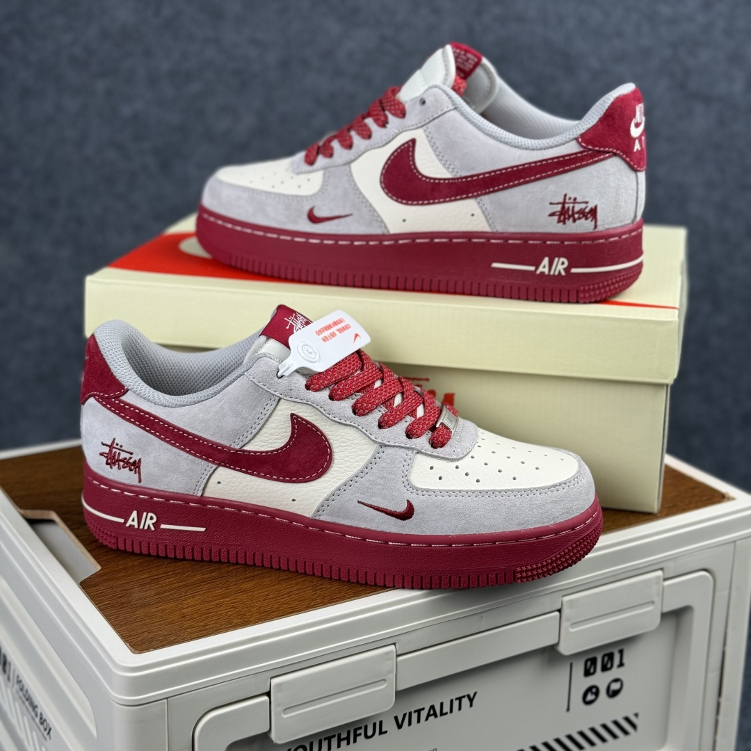 Nike Air Force 1 Low 斯图西联名 灰白红小勾满天星 低帮休闲鞋 JP8028-076 Nike Air Force 1 Low 斯图西联名 灰白红小勾满天星 低帮休闲鞋 JP8028-076