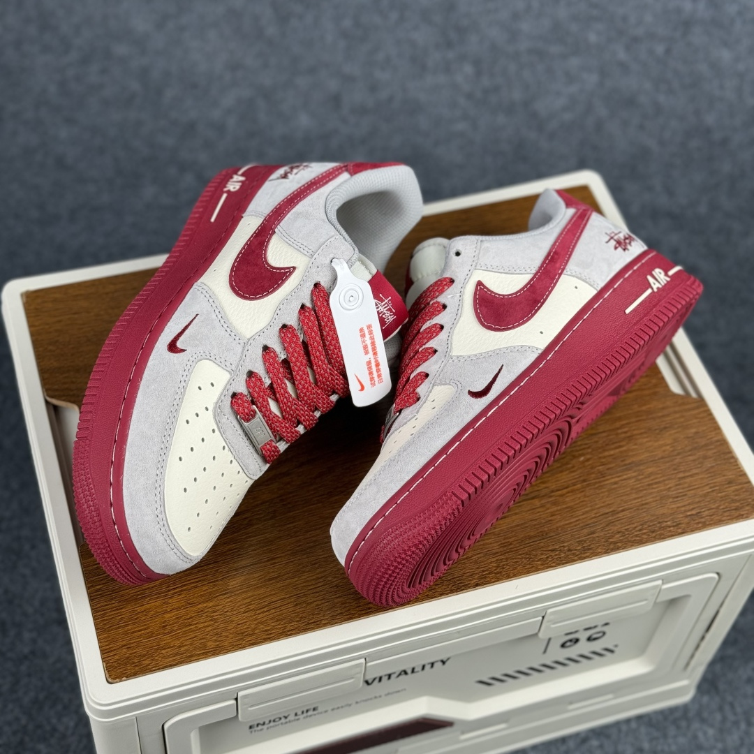 Nike Air Force 1 Low 斯图西联名 灰白红小勾满天星 低帮休闲鞋 JP8028-076 Nike Air Force 1 Low 斯图西联名 灰白红小勾满天星 低帮休闲鞋 JP8028-076