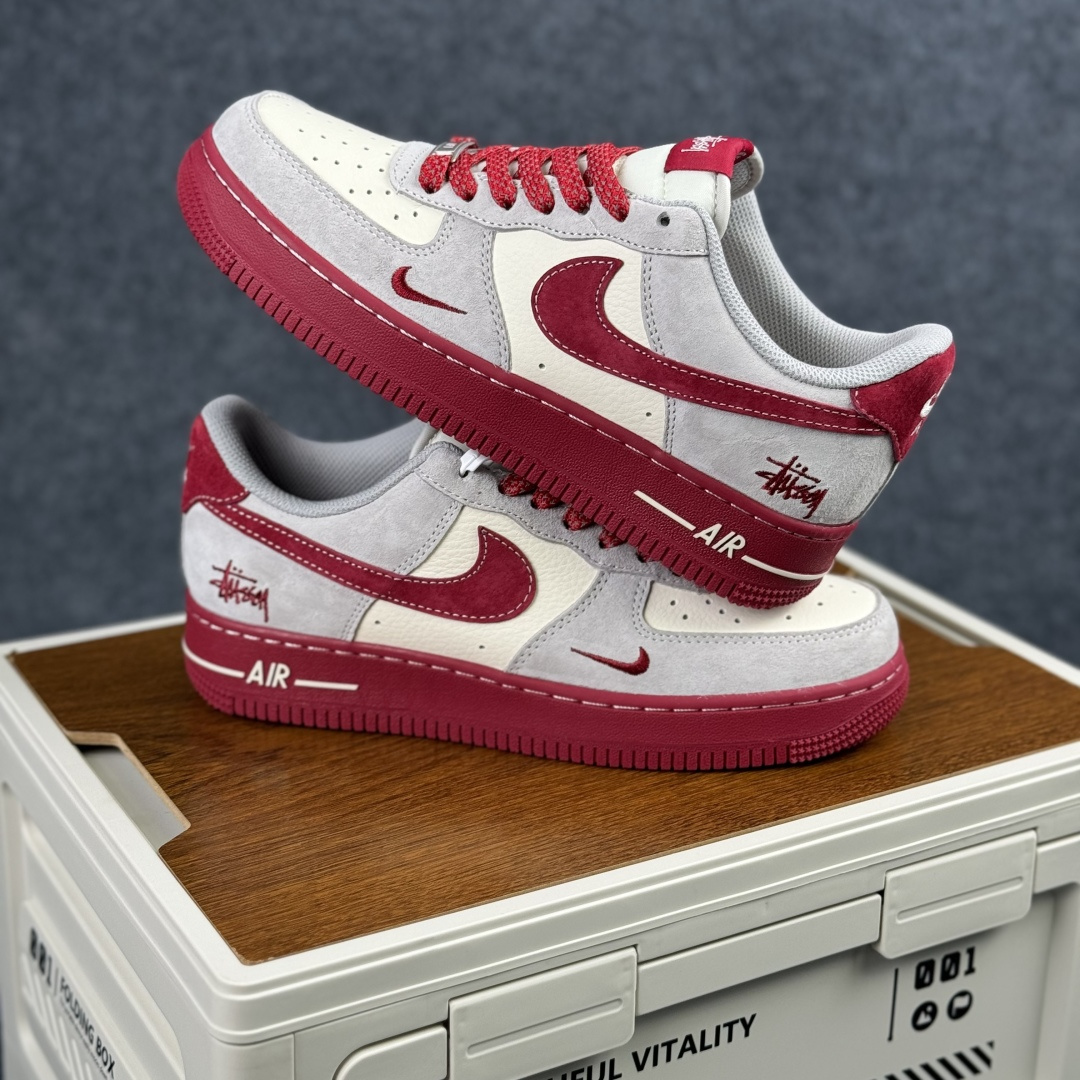 Nike Air Force 1 Low 斯图西联名 灰白红小勾满天星 低帮休闲鞋 JP8028-076 Nike Air Force 1 Low 斯图西联名 灰白红小勾满天星 低帮休闲鞋 JP8028-076
