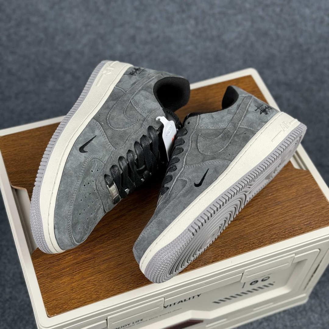 Nike Air Force 1'07 Low 斯图西联名 炭灰雅白 空军一号低帮休闲板鞋 DV5477-401 Nike Air Force 1'07 Low 斯图西联名 炭灰雅白 空军一号低帮休闲板鞋 DV5477-401