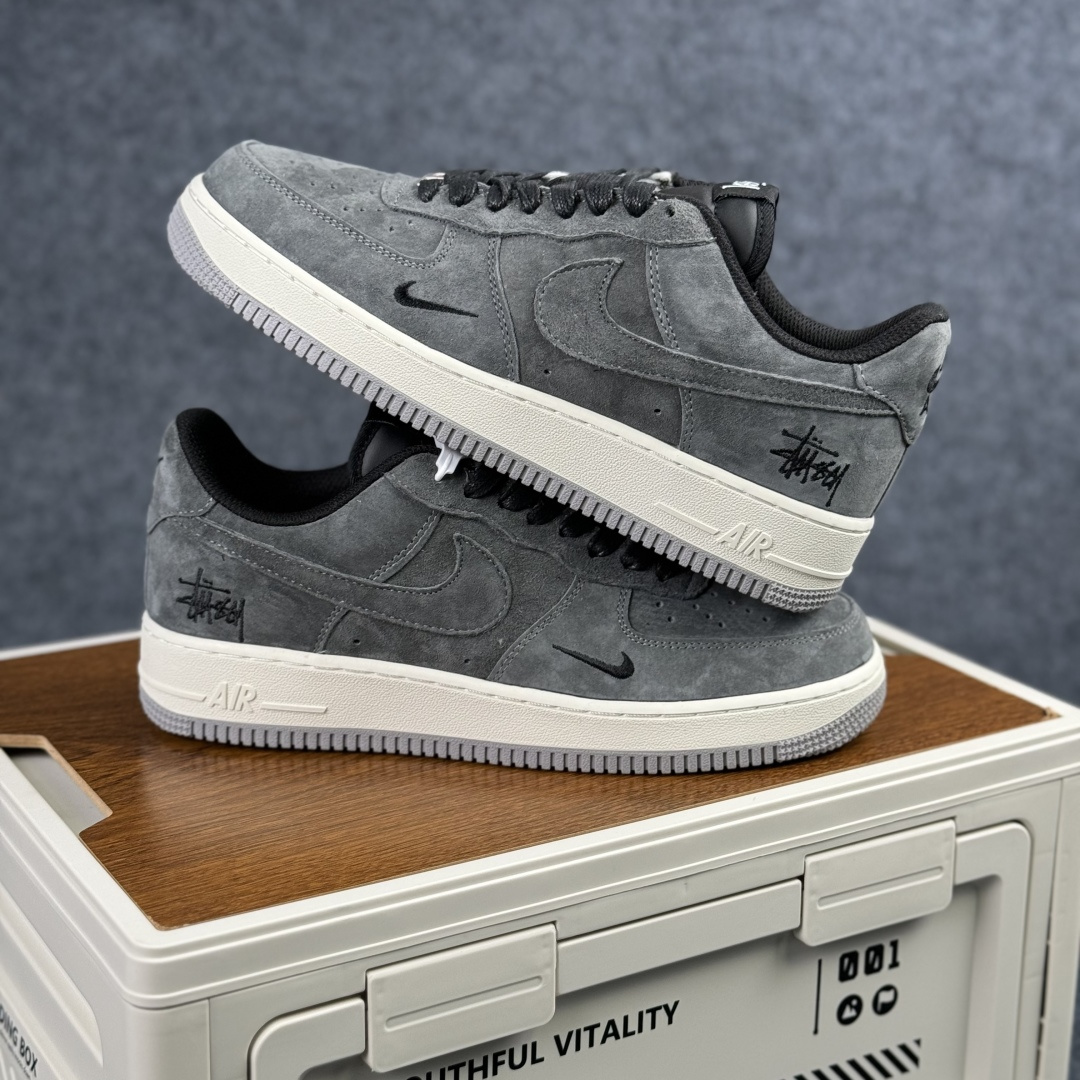 Nike Air Force 1'07 Low 斯图西联名 炭灰雅白 空军一号低帮休闲板鞋 DV5477-401 Nike Air Force 1'07 Low 斯图西联名 炭灰雅白 空军一号低帮休闲板鞋 DV5477-401