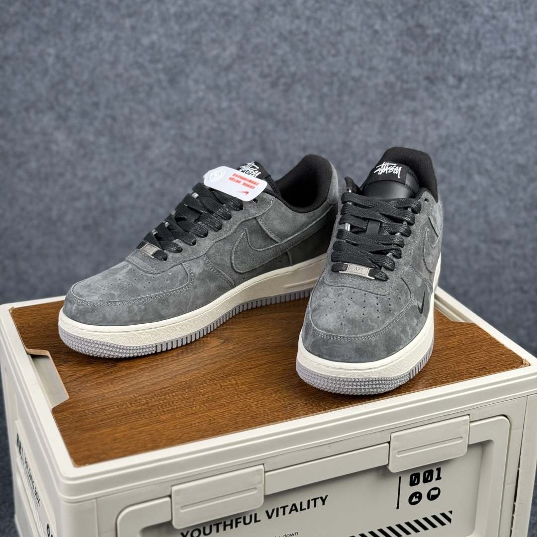 Nike Air Force 1'07 Low 斯图西联名 炭灰雅白 空军一号低帮休闲板鞋 DV5477-401 Nike Air Force 1'07 Low 斯图西联名 炭灰雅白 空军一号低帮休闲板鞋 DV5477-401