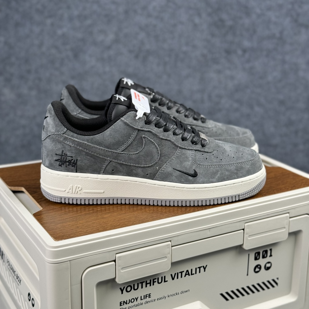 Nike Air Force 1’07 Low 斯图西联名 炭灰雅白 空军一号低帮休闲板鞋 DV5477-401 Nike Air Force 1’07 Low 斯图西联名 炭灰雅白 空军一号低帮休闲板鞋 DV5477-401