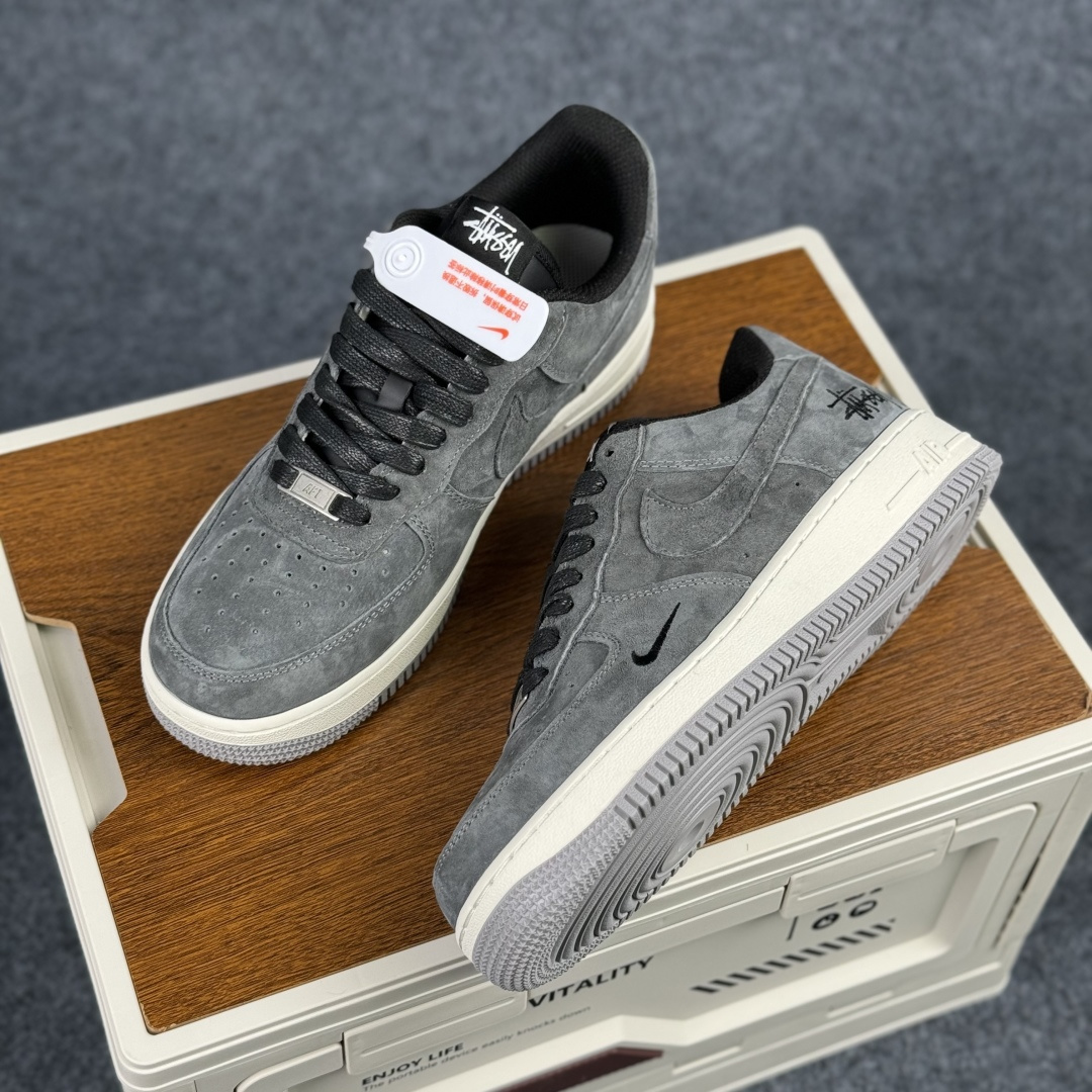 Nike Air Force 1'07 Low 斯图西联名 炭灰雅白 空军一号低帮休闲板鞋 DV5477-401 Nike Air Force 1'07 Low 斯图西联名 炭灰雅白 空军一号低帮休闲板鞋 DV5477-401