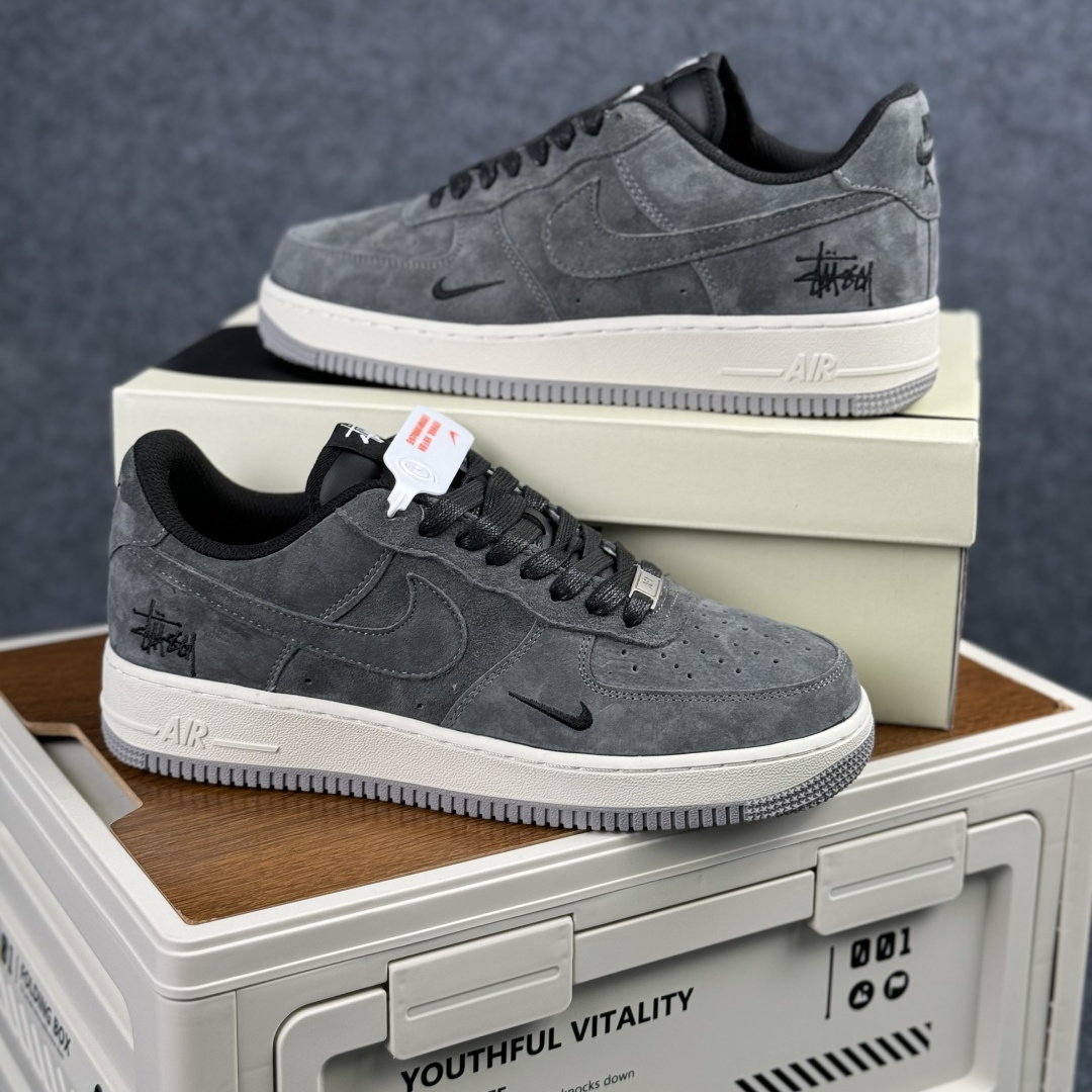Nike Air Force 1'07 Low 斯图西联名 炭灰雅白 空军一号低帮休闲板鞋 DV5477-401 Nike Air Force 1'07 Low 斯图西联名 炭灰雅白 空军一号低帮休闲板鞋 DV5477-401