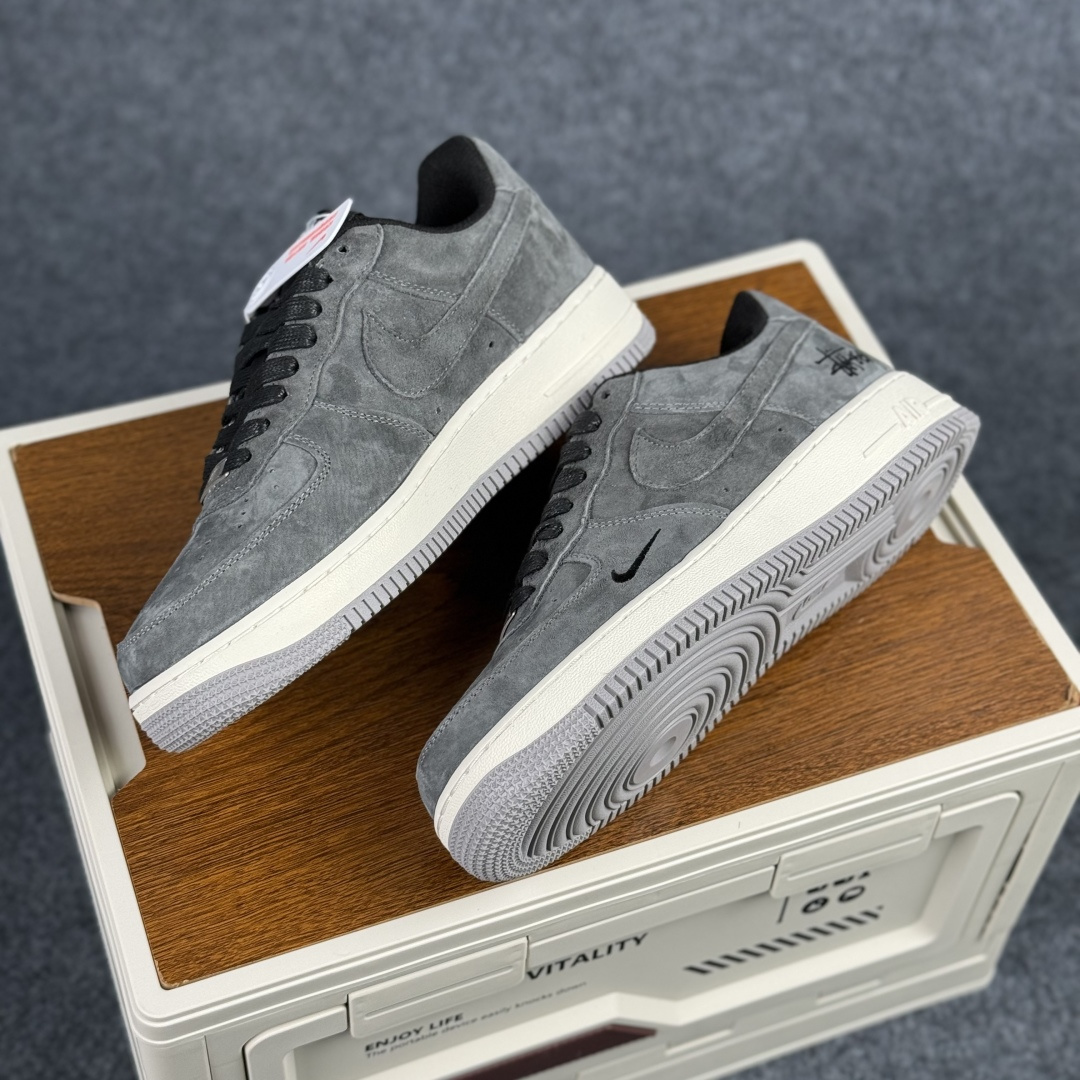 Nike Air Force 1'07 Low 斯图西联名 炭灰雅白 空军一号低帮休闲板鞋 DV5477-401 Nike Air Force 1'07 Low 斯图西联名 炭灰雅白 空军一号低帮休闲板鞋 DV5477-401